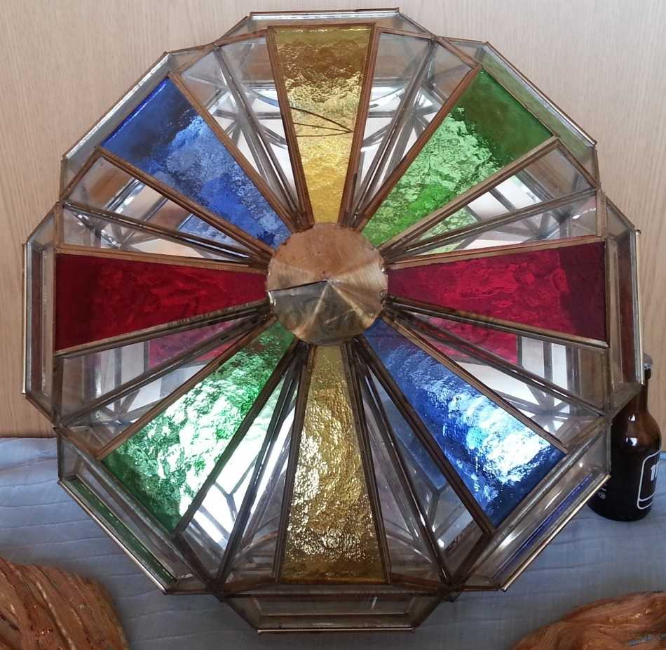 Lámpara de techo años 80. Acristalada en diferentes colores. Lámpara de techo años 80. Acristalada en diferentes colores.