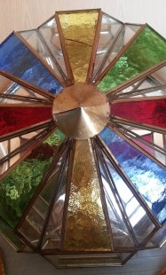 Lámpara de techo años 80. Acristalada en diferentes colores.
