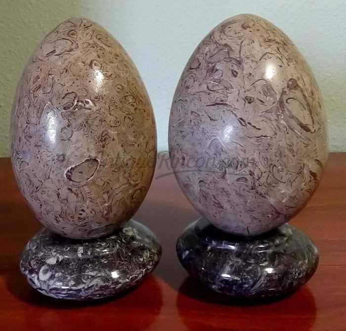 Huevos pulidos artesanalmente de moluscos y crustáceos fósiles. Pareja.5