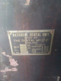 Clínica dental centenaria. Impresionante instrumental de época. Fabricado en Inglaterra
