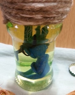 Medusa niño azul. Réplica artesanal en tarro de vidrio.