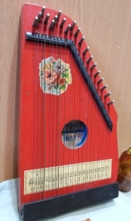 Cítara muy vieja. Instrumento musical centro-europeo. Marca jubel.