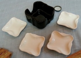Posa-vasos. Conjunto de 4 posa-vasos en recipiente de cerámica.