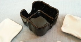 Posa-vasos. Conjunto de 4 posa-vasos en recipiente de cerámica.