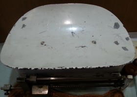 Báscula pesa-bebés de los años 70. Sin restaurar aunque sigue funcionando. impresionante
