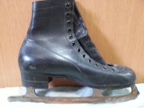 Patines de hielo. Antiguos. De bota y metal. Años 60
