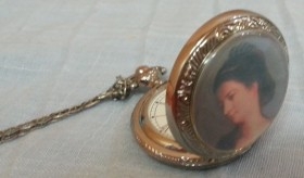 Reloj de bolsillo con cadena para señora. Replica