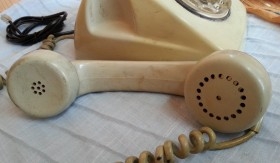 Teléfono de mesa vintage. Origen español. Funciona.