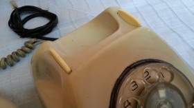 Teléfono de mesa vintage. Origen español. Funciona.