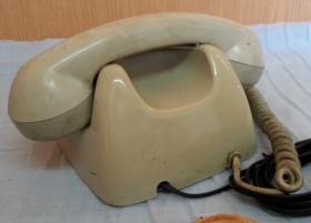 Teléfono de mesa vintage. Origen español. Funciona.