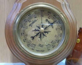 Barómetro Vintage. En madera y vidrio.
