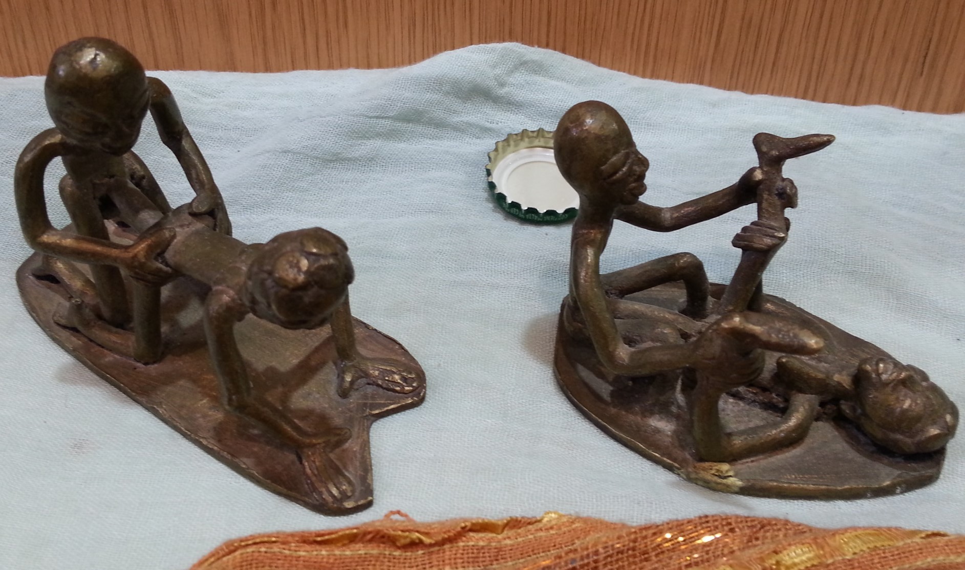 Esculturas eróticas. Pareja. Kamasutra. Figuras en bronce representando ...