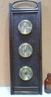 Barómetro  Vintage. En madera y vidrio.