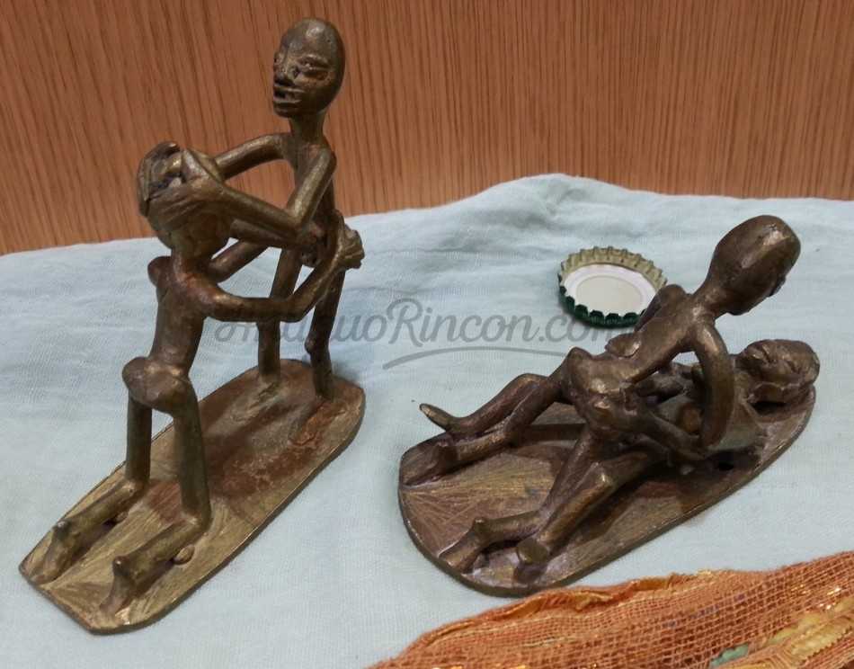 Esculturas eróticas. Pareja. Kamasutra. Figuras en bronce representando diferentes posturas amorosas. bronce.