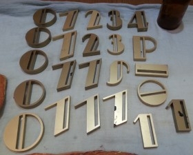 Números y letras variados en plástico dorado. 23 Unidades. Reutilizar