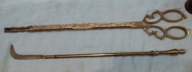 Conjunto chimenea. En Bronce. Pinzas y removedor de brasas
