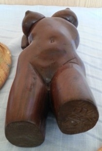 Busto de mujer en madera tallada. Escultura cubana