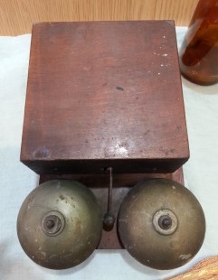 Timbre antiguo. En caja de madera. Dos campanas