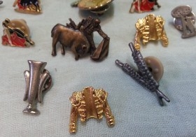 Lote de 16 pins variados temas