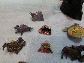 Lote de 16 pins variados temas