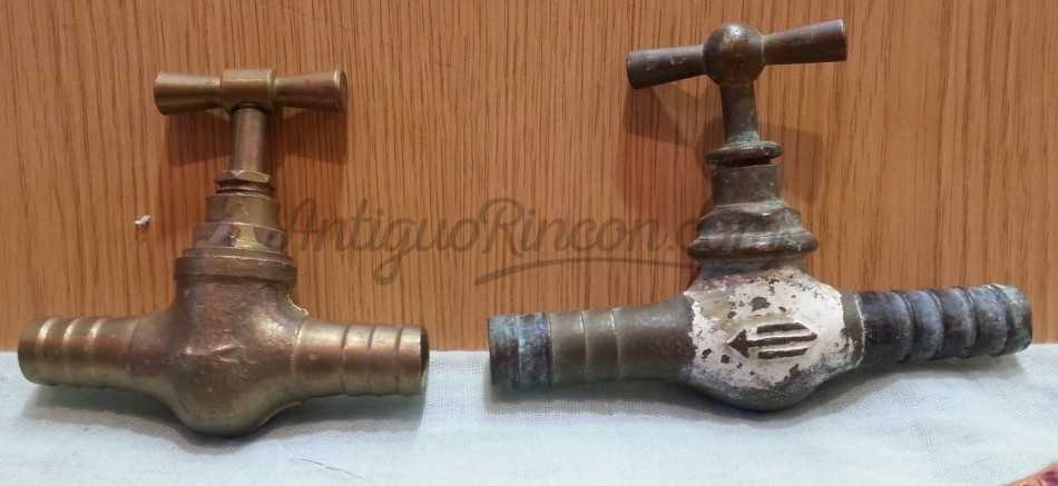 Grifos antiguos en bronce. Pareja. Funcionan