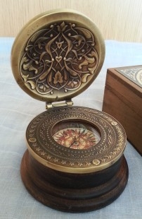 Brújula naval en caja de madera. Réplica.