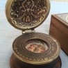 Brújula naval en caja de madera. Réplica.