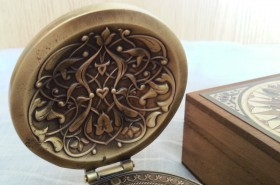Brújula naval en caja de madera. Réplica.