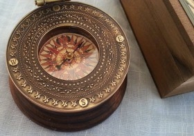 Brújula naval en caja de madera. Réplica.