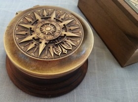 Brújula naval en caja de madera. Réplica.