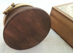 Brújula naval en caja de madera. Réplica.