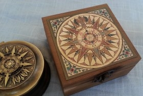 Brújula naval en caja de madera. Réplica.