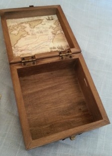 Brújula naval en caja de madera. Réplica.