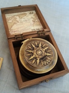 Brújula naval en caja de madera. Réplica.