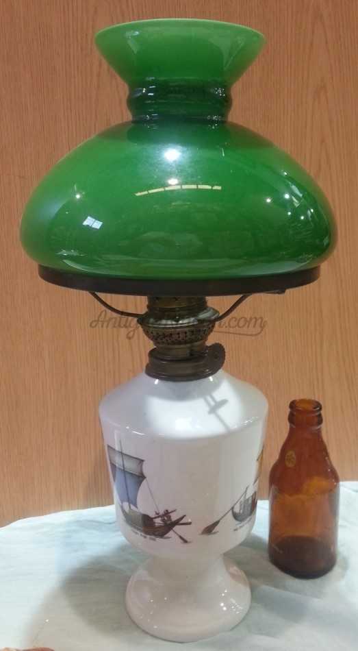 Quinqué en porcelana. Años 70. Perfecto estado. Precioso y útil. Quinqué en porcelana. Años 70. Perfecto estado. Precioso y útil.