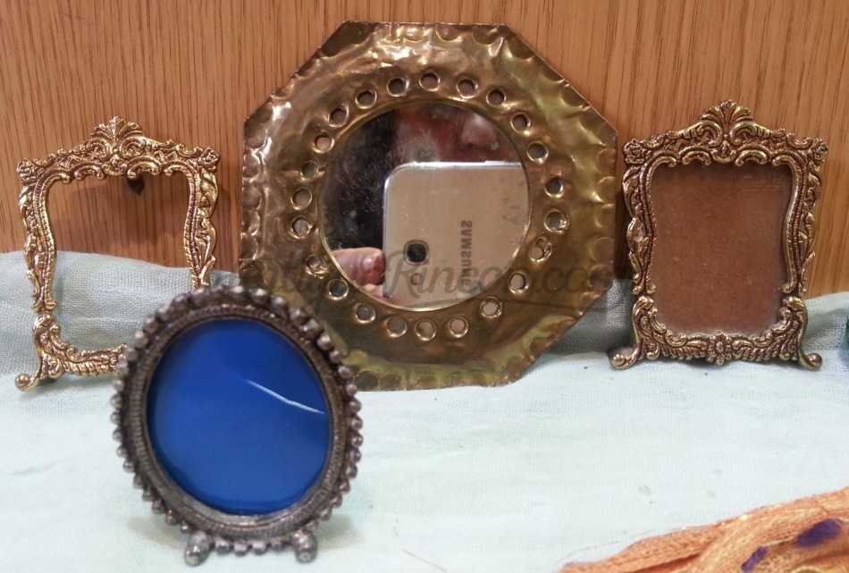 Marcos. Conjunto de 3 marcos y 1 espejito de metal pequeño tamaño Marcos. Conjunto de 3 marcos y 1 espejito de metal pequeño tamaño