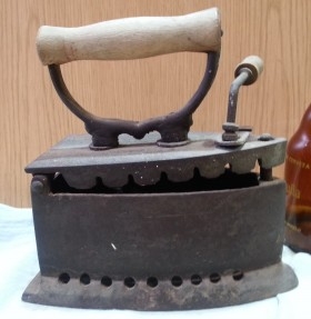 Plancha vieja de brasas en hierro. Años 70. Old iron iron brasas.
