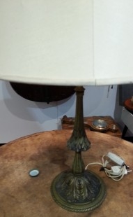 Lámpara de mesa en bronce. Años 60-70. Fuerte y pesada. Funcionando.