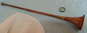 Cornetín antiguo en cobre y bronce. Instrumento musical.