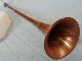 Cornetín antiguo en cobre y bronce. Instrumento musical.