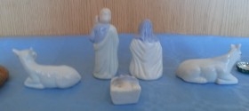 Belén. Pequeño Belén en porcelana. Cinco figuras