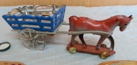 Carromato tirado por caballo de juguete en chapa. Años 50