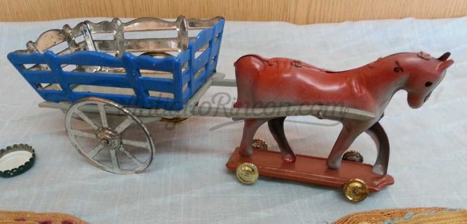 Carromato tirado por caballo de juguete en chapa. Años 50