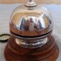 Timbre de hotel. En madera y metal plateado