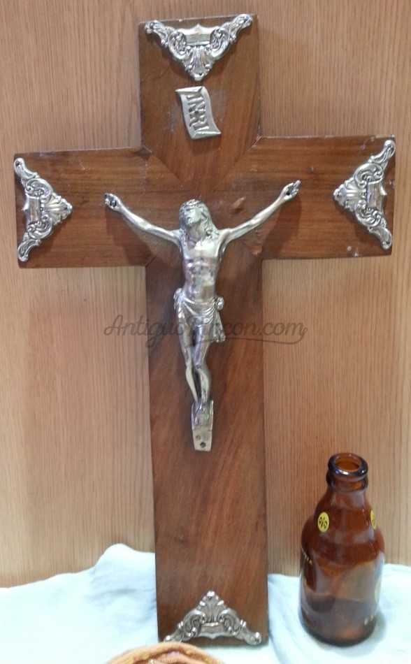Crucifijo viejo. En madera y bronce. Años 70. Emblemático. Crucifijo viejo. En madera y bronce. Años 70. Emblemático.