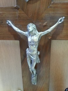 Crucifijo viejo. En madera y bronce. Años 70. Emblemático.