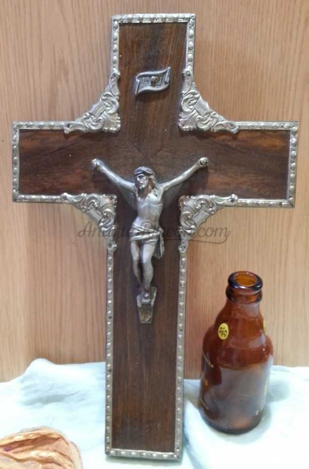 Crucifijo viejo. En madera y bronce. Años 70. Emblemático. Crucifijo viejo. En madera y bronce. Años 70. Emblemático.