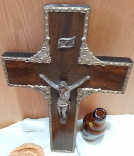 Crucifijo viejo. En madera y bronce. Años 70. Emblemático.