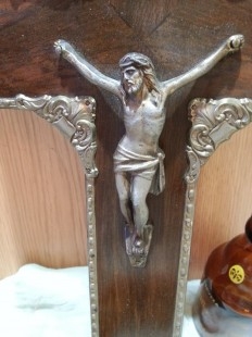 Crucifijo viejo. En madera y bronce. Años 70. Emblemático.