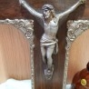 Crucifijo viejo. En madera y bronce. Años 70. Emblemático.